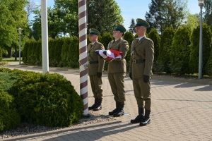 Funkcjonariusze NOSG podczas wciągnięcia na maszt flagi państwowej