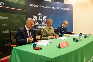 Moment podpisywania przez przedstawicieli służb i szkół porozumień dotyczących szkoleń w oddziałach o profilu mundurowym
