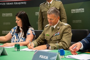 Moment podpisywania przez przedstawicieli służb i szkół porozumień dotyczących szkoleń w oddziałach o profilu mundurowym
