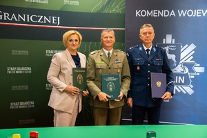 Moment po podpisaniu przez przedstawicieli służb i szkół porozumień dotyczących szkoleń w oddziałach o profilu mundurowym