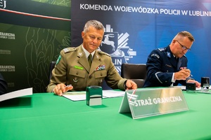 Moment podpisywania przez przedstawicieli służb i szkół porozumień dotyczących szkoleń w oddziałach o profilu mundurowym