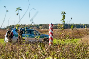 Patrol Straży Granicznej przy znaku granicznym