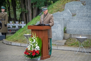 Komendant NOSG przemawia do uczestników uroczystości 86. rocznicy bitwy pod Wytycznem