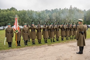 Funkcjonariusze SG oddają salwę honorową podczas odczytywania Apelu Poległych