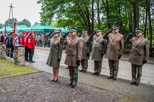 Uczestnicy uroczystości składają wieńce na mogiłach poległych żołnierzy KOP