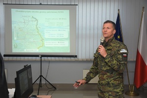 Komendant NOSG podczas wystąpienia do posłów do Parlamentu Europejskiego na wschodniej granicy Polski