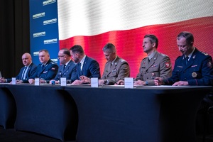 Uczestnicy lubelskich targów służby więziennej podczas podpisania porozumienia o wzajemnej współpracy