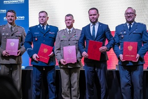 Uczestnicy lubelskich targów służby więziennej podczas podpisania porozumienia o wzajemnej współpracy