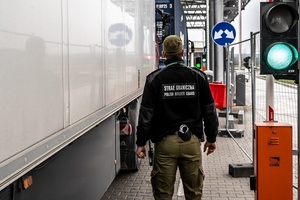 Funkcjonariusz SG podczas kontroli samochodu ciężarowego na terenie drogowego przejścia granicznego