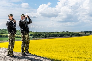 Funkcjonariusze podczas wykonywania czynności służbowych