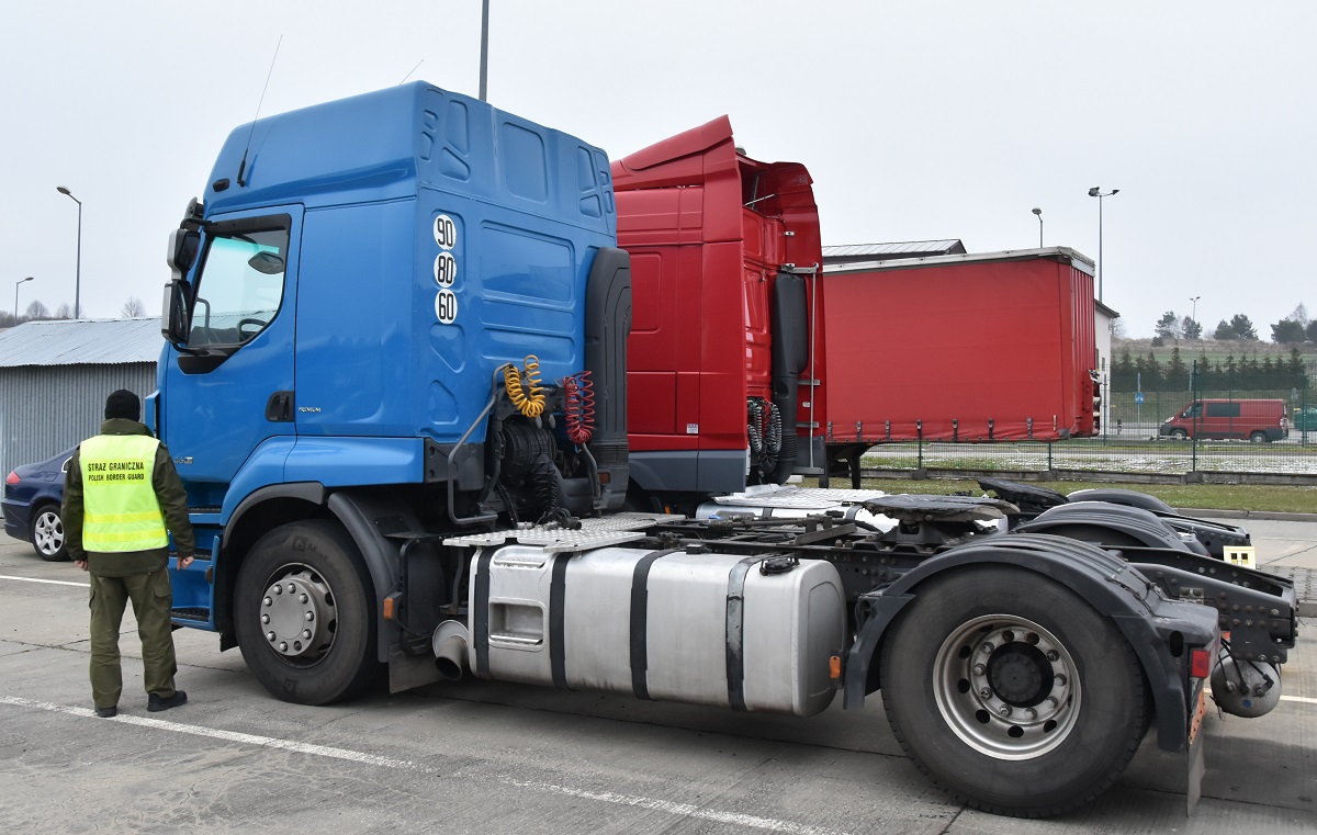 Ciągnik Siodłowy Renault Pozostał W Kraju - Aktualności - Nadbużański Oddział Straży Granicznej