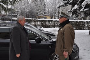 Komendant Główny SG przyjmuje meldunek od Komendanta Nadbużańskiego Oddziału SG