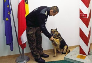 Chor. szt. SG Piotr Matczuk z psem służbowym DINA