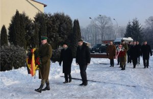 złożenie wieńców pod pominikiem Dzieci Zamojszczyzny