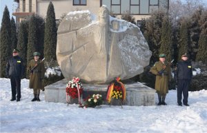 złożenie wieńców pod pominikiem Dzieci Zamojszczyzny