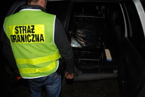 Uciekali z nielegalnymi papierosami