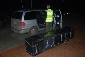 Uciekali z nielegalnymi papierosami