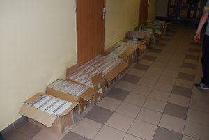 Uciekali z nielegalnymi papierosami