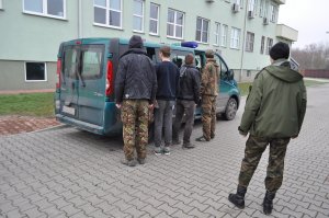 Ośmiu przemytników zatrzymanych na gorącym uczynku