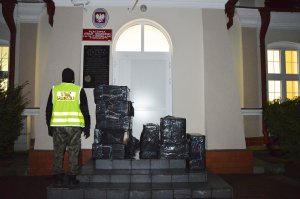 Zabezpieczanie papierosów pochodzących z przemytu.