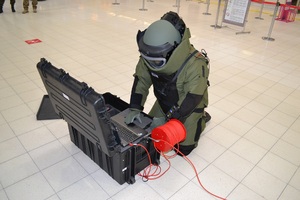 Funkcjonariusz NOSG podczas działań pirotechnicznych