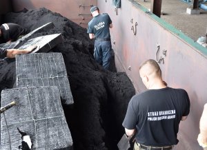 Zabezpieczanie papierosów pochodzących z przemytu.