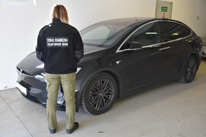 Odzyskany samochód marki Tesla model X
