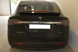 Odzyskany samochód marki Tesla model X
