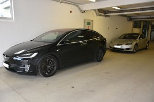 Odzyskany samochód marki Tesla model X