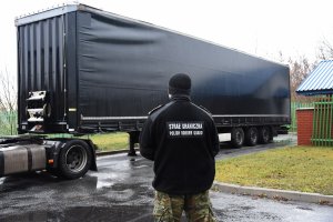 Toyota oraz naczepa samochodowa odzyskane na granicy