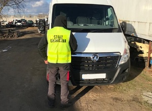 Ujawnili dziuplę z częściami samochodowymi i papierosami