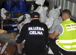 SG i KAS zlikwidowały nielegalną fabryczkę alkoholu i papierosów