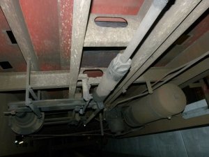 Nielegalne papierosy w tunelu pod wagonem - platformą