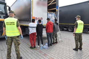 Czterech nielegalnych migrantów ukrytych w naczepie tira