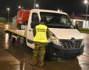 Odzyskana autolaweta marki Renault