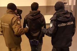 Migrant ukryty w naczepie ciężarówki