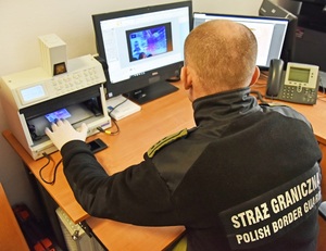 Kontrola szczegółowa dokumentów prowadzona przez funkcjonariusza SG