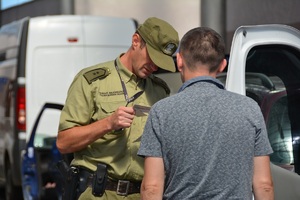Kontrola graniczna prowadzona przez funkcjonariusza SG