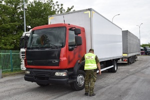 Kontrola graniczna pojazdu prowadzona przez funkcjonariusza SG