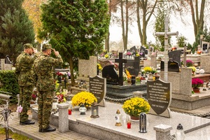 Funkcjonariusze NOSG porządkują groby poległych żołnierzy