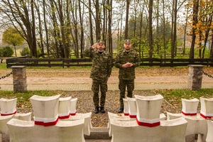Funkcjonariusze NOSG porządkują groby poległych żołnierzy