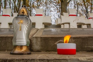 Funkcjonariusze NOSG porządkują groby poległych żołnierzy