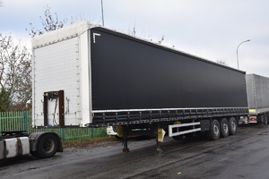 Zabezpieczona na terenie drogowego przejścia granicznego naczepa