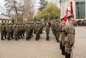 Ślubowanie nowo przyjętych funkcjonariuszy oraz awanse i odznaczenia w NOSG