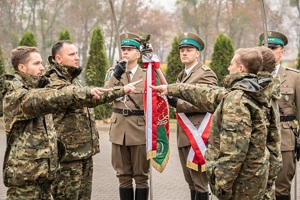 Ślubowanie nowo przyjętych funkcjonariuszy oraz awanse i odznaczenia w NOSG