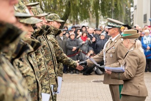 Ślubowanie nowo przyjętych funkcjonariuszy oraz awanse i odznaczenia w NOSG