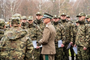 Ślubowanie nowo przyjętych funkcjonariuszy oraz awanse i odznaczenia w NOSG