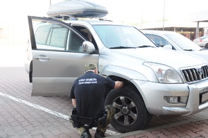Funkcjonariusz SG kontroluje pojazd przekraczający granicę państwową