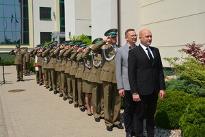 Uroczysty apel podczas którego miało miejsce ślubowanie 64 nowo przyjętych funkcjonariuszy SG