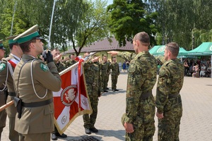 Uroczysty apel podczas którego miało miejsce ślubowanie 64 nowo przyjętych funkcjonariuszy SG